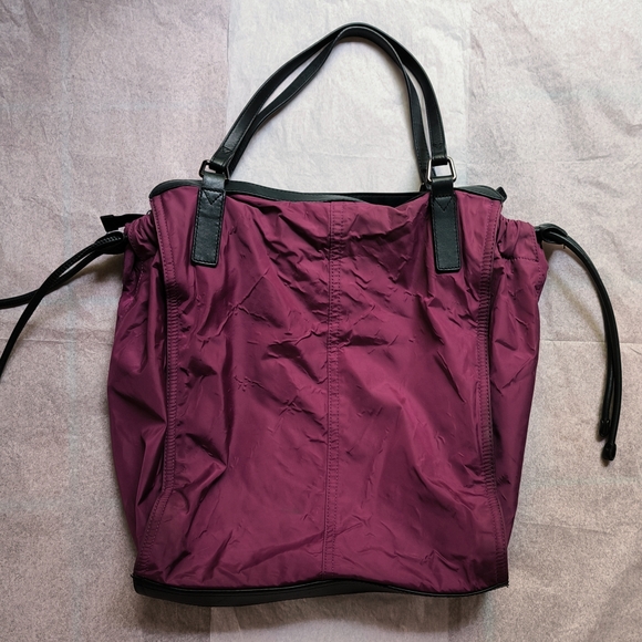 Burberry Buckleigh nylon tote bag with leather trim in dark red - Picture 3 of 15